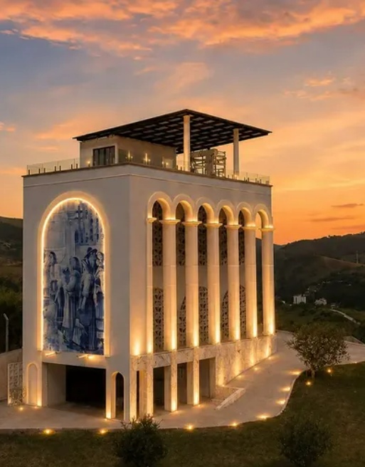 Projeto arquitetônico com fachada iluminada ao pôr do sol